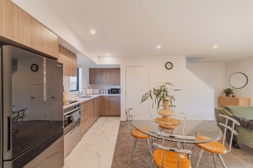 Designer 2BR Flat - Outdoor Sitting & Cozy Ambiance