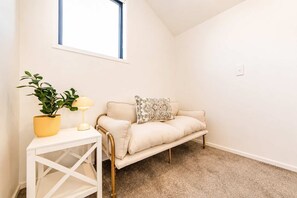 TV - Designer 2BR Flat | Christchurch CBD | Patio (Christchurch)