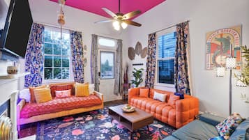 Smart-tv, böcker och en stereo