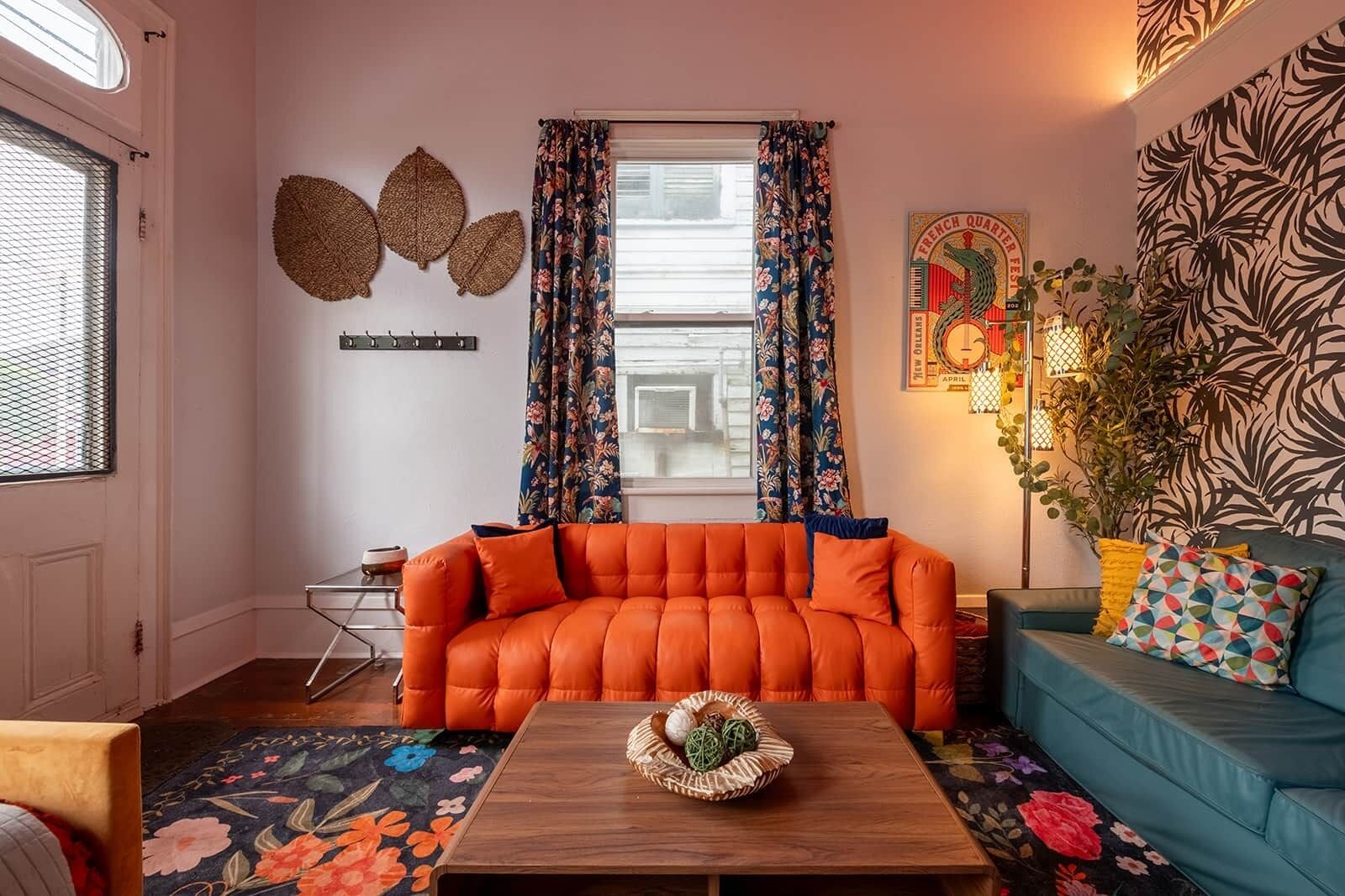 Een smart-tv, boeken en een stereo