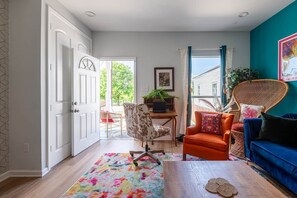 TV - Spacious Retreat by FQ | Mini-Pool | EV Parking, | Parking | Patio | Laundry | 1GB Wifi | Parkview | (New Orleans)