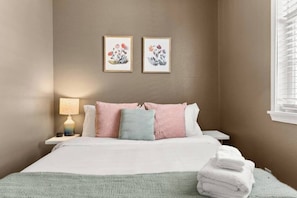 3 habitaciones, tabla de planchar con plancha, cuna de viaje y wifi 