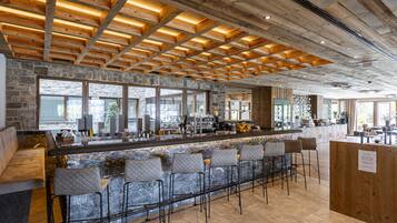 Apartment | Bar (on property)