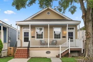 Exterior - Cute Pool + Porches on Greenway near FQ, Streetcar, Cute & Bright 3BR on Greenway! (New Orleans)
