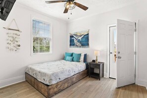 3 bedrooms, iron/ironing board, internet, bed sheets