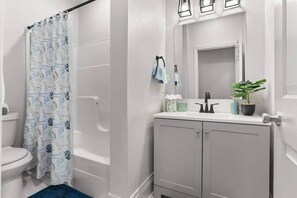 Hair dryer, towels - Cute Pool + Porches on Greenway near FQ, Streetcar, Cute & Bright 3BR on Greenway! (New Orleans)
