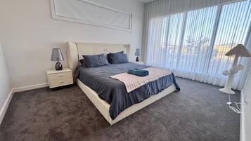 4 habitaciones, escritorio y tabla de planchar con plancha