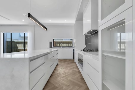 Fridge, microwave, oven, stovetop. Modern beach house - 12 Sleep