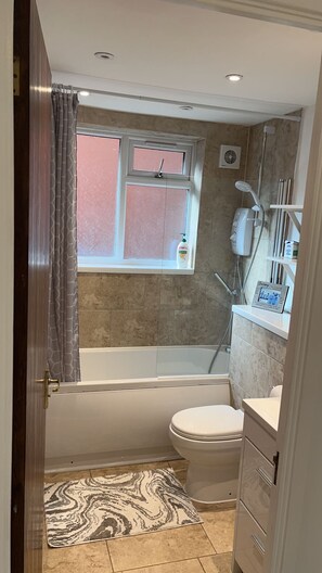 Shower, towels, soap, toilet paper - Gables Apartment (Hither Green)