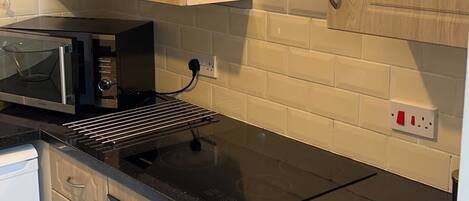 ミキサー、調理器具と食器、ペーパータオル