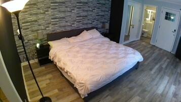 1 dormitori, planxa i posts de planxar, wifi i roba de llit