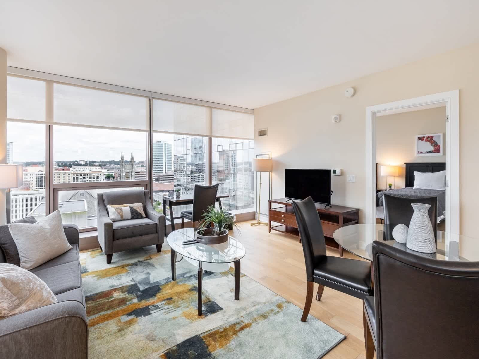 Una televisión, una oficina