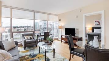 Una televisión, una oficina