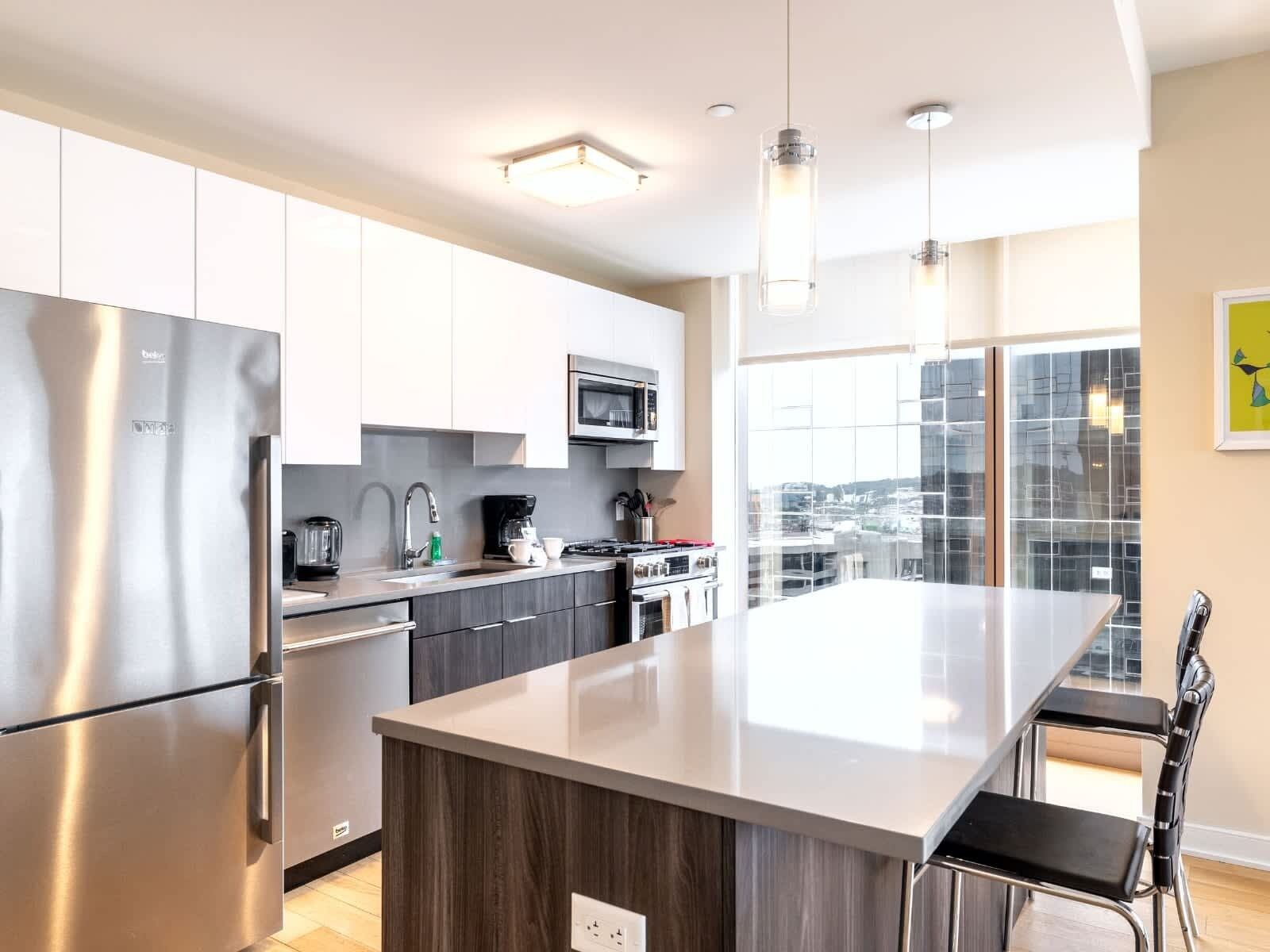 Frigorífico, microondas, horno y placa de cocina