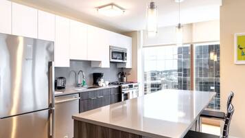 Frigorífico, microondas, horno y placa de cocina