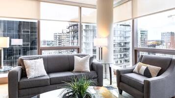 Una televisión, una oficina