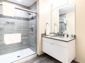 Dusche, Haartrockner, Handtücher