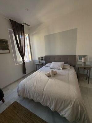 2 chambres, fer et planche à repasser, Wi-Fi, draps fournis