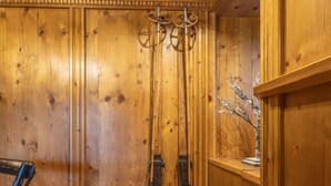 Un sauna en bois, avec des bancs et un luminaire suspendu.