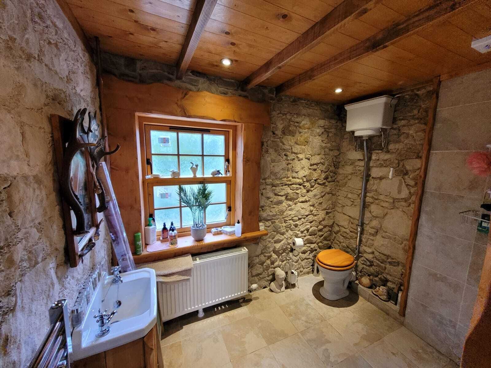 Cottage | Phòng tắm | Buồng tắm vòi sen, máy sấy tóc, khăn tắm 