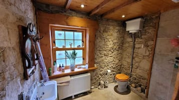 Cottage | Phòng tắm | Buồng tắm vòi sen, máy sấy tóc, khăn tắm