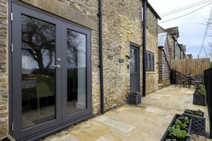 Outdoor dining - Eastcombe Annexe -  a super house sleeping two guests in Stow-on-the-Wold (Stow-On-The-Wold)