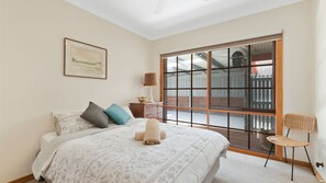 3 chambres, fer et planche à repasser, lit parapluie, accès Internet