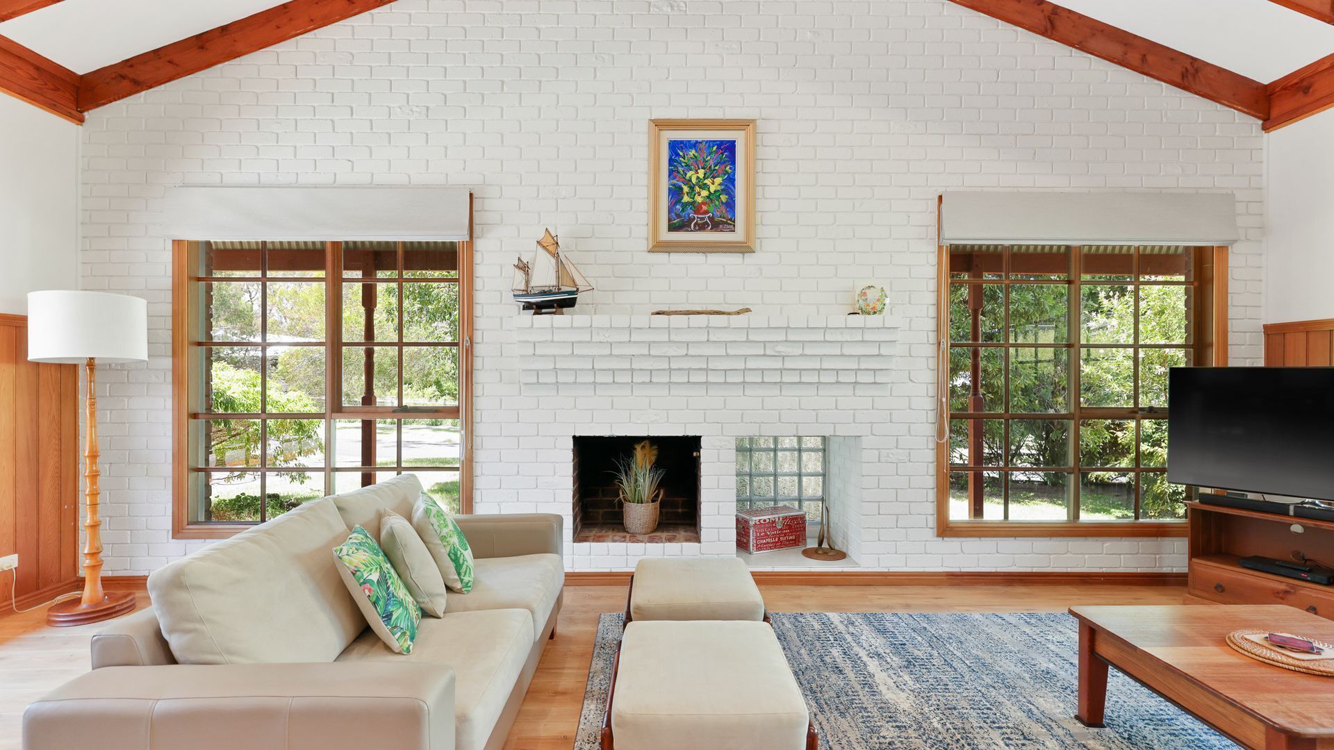 Télévision, lecteur de DVD, table de tennis de table, livres