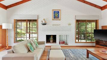 Télévision, lecteur de DVD, table de tennis de table, livres