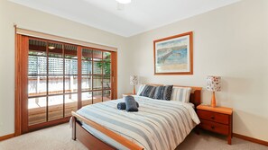 3 chambres, fer et planche à repasser, lit parapluie, accès Internet