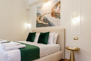 Standard Double Room, Private Bathroom, City View | Premium bedding, down duvets, memory-foam beds, minibar - Golden palace luxury guest house (Rome)