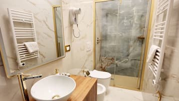 Chambre Double Deluxe, salle de bains attenante, vue ville | Salle de bain | Douche, douche à « effet pluie », articles de toilette gratuits