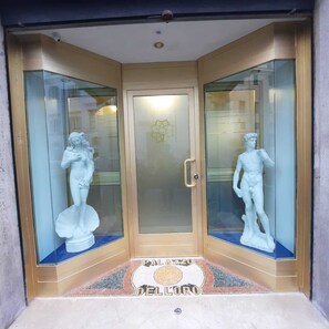 Property entrance - Golden palace luxury guest house (Rome)