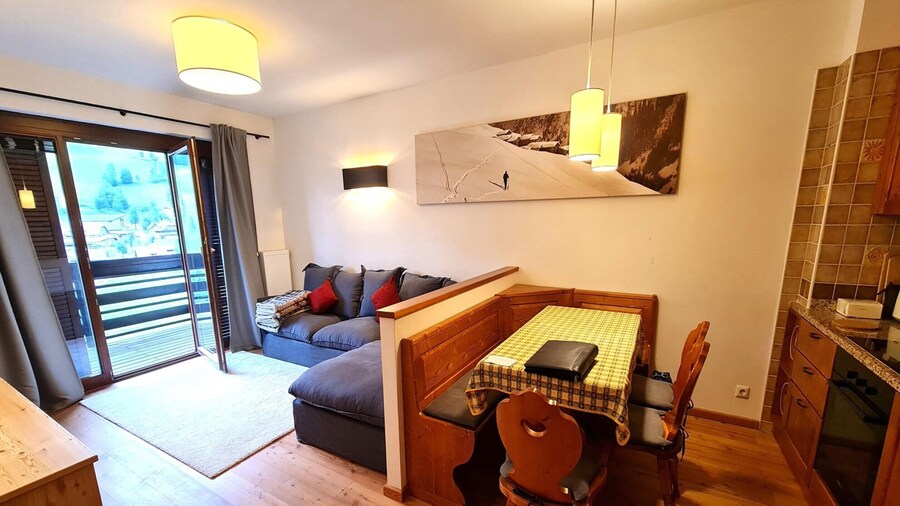 Apartment With Balcony and Mountain Views