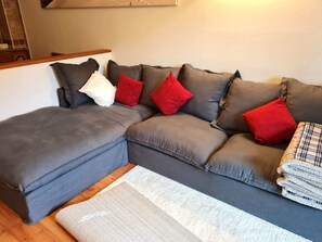 Apartment | Living room - Apartment With Balcony and Mountain Views (Bad Kleinkirchheim)