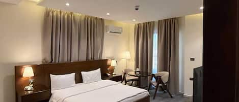 3 bedrooms, Egyptian cotton sheets, premium bedding, pillowtop beds