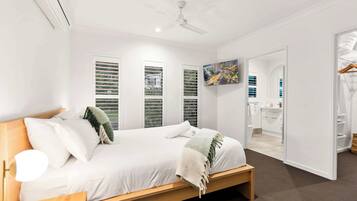 4 slaapkamers, een strijkplank/strijkijzer, reisbedje, wifi