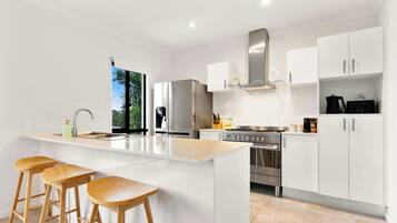 Kjøleskap, mikrobølgeovn, ovn og kokeplater