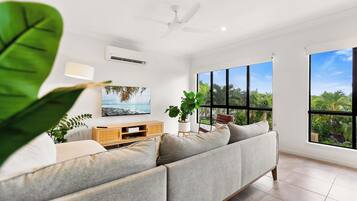 TV, bøker og kontorer