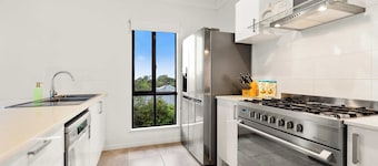 Cove Retreat - heated Pool, Pet friendly