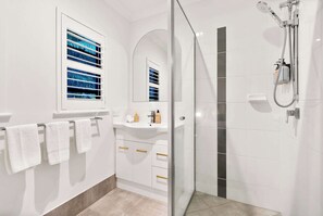 Shower, hair dryer, towels, shampoo - Tropical Palm Cove Home w/ Heated Pool & Pet-Friendly (Palm Cove)