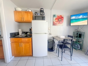 Réfrigérateur, micro-ondes, plaque de cuisson, cafetière/bouilloire