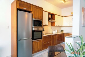 Fridge, microwave, oven, coffee/tea maker