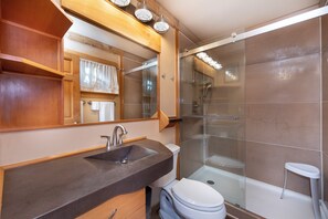 Ducha, secador de pelo, toallas, jabón