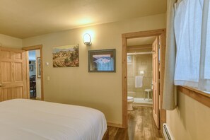 3 bedrooms, iron/ironing board, travel crib, free WiFi