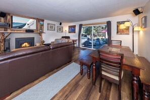 Smart-TV, peis, bøker og stereoanlegg