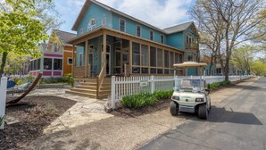 Une maison à deux étages avec un porche et une entrée avant abritée.