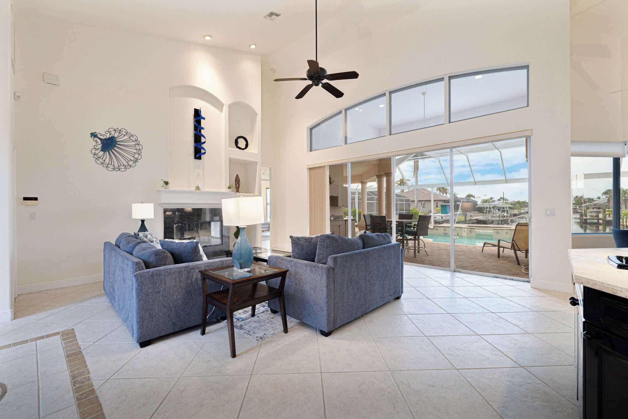 TV, bøker og kontorer