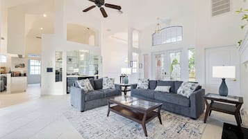 Televisie, boeken en een kantoor