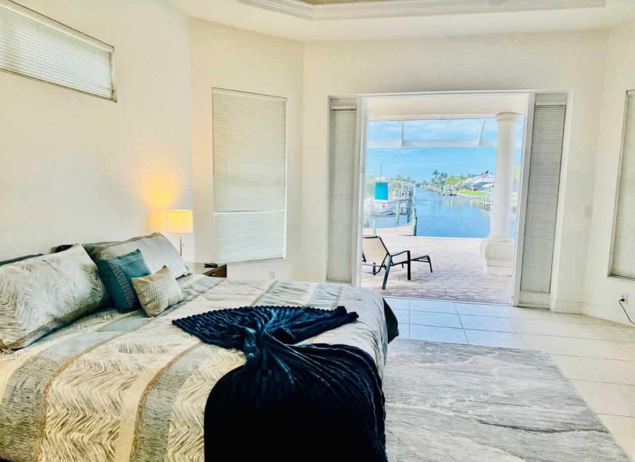 3 slaapkamers, een bureau, een strijkplank/strijkijzer, reisbedje